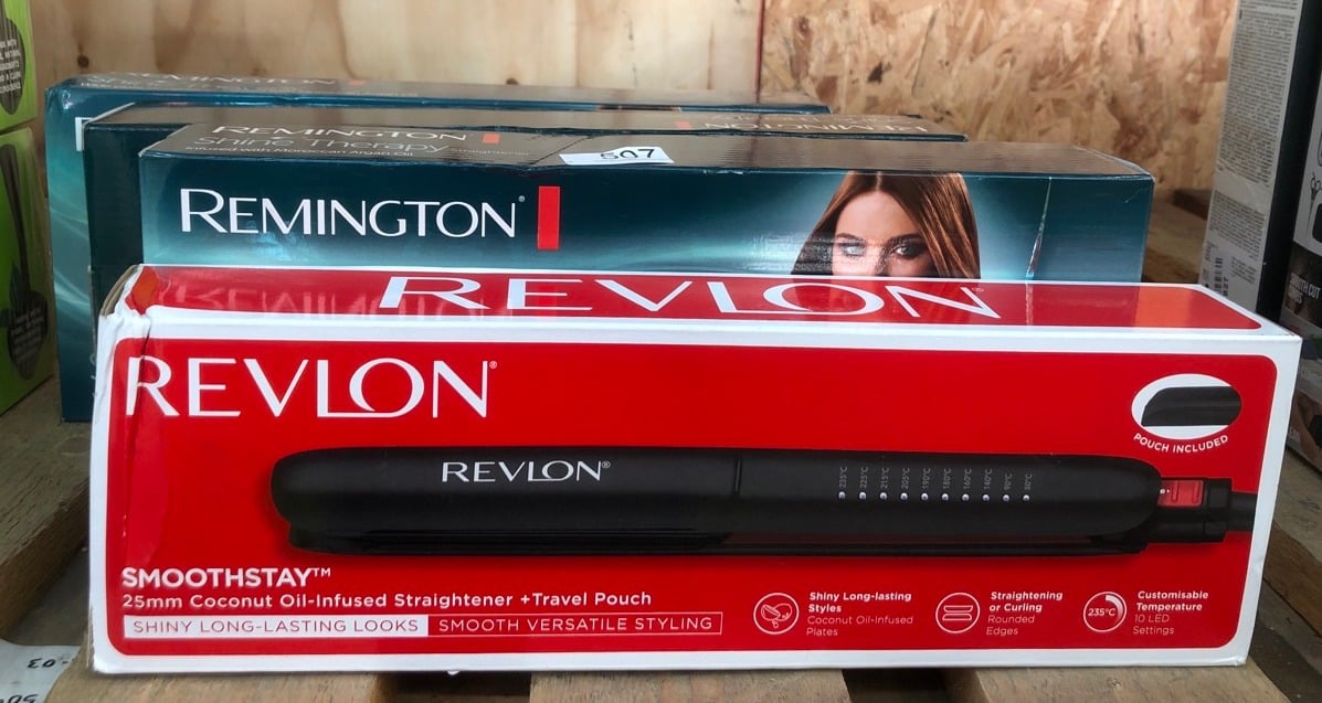 QUANTITY OF HEALTH & BEAUTY ITEMS TO INCLUDE REVLON SMOOTHSTAY COCONUT OIL-INFUSED HAIR STRAIGHTENER (25MM TRIPLE-COATED CERAMIC PLATES, FLOATING PLATES WITH ROUNDED EDGES, CUSTOMIZABLE TEMPERATURE U