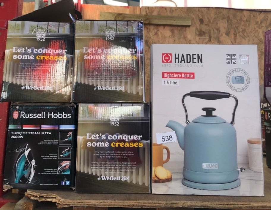 QUANTITY OF KITCHEN & APPLIANCES ITEMS TO INCLUDE HADEN 3000W HIGHCLERE ELECTRIC KETTLE, 1.5 LITRE CAPACITY, BLUE: LOCATION - D