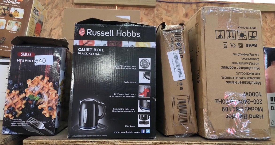 QUANTITY OF KITCHEN & APPLIANCES ITEMS TO INCLUDE RUSSELL HOBBS BLACK STAINLESS STEEL ELECTRIC 1.7L CORDLESS KETTLE (QUIET & FAST BOIL 3KW, REMOVABLE WASHABLE ANTI-SCALE FILTER, PUSH BUTTON LID, PERF