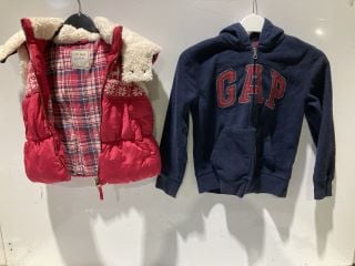 BOX OF CHILDREN'S CLOTHES TO INCLUDE GAPKIDS ZIP UP LOGO JACKET SIZE S