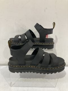 DR MARTENS WOMENS SANDALS SIZE 6, XL SIZE UMBRELLA