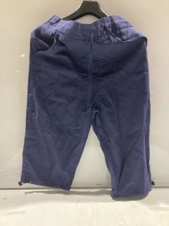 BOX OF ITEMS TO INCLUDE STERLING SPORTS NAVY LONG SHORTS S