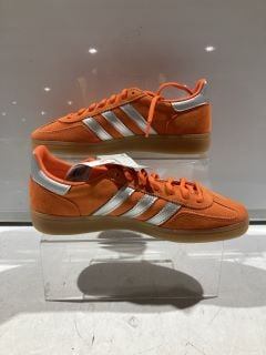 1 X ADIDAS MENS TRAINERS ORANGE/SILVER SIZE 6/12