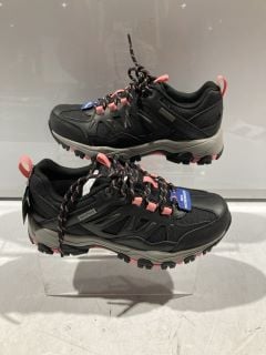 1 X LADIES SKECHERS TRAINERS BLACK/PINK SIZE 5