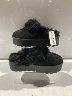 1 X LADIES TRUFFLE COLLECTION BLACK SHOES BLACK WITH FUR SIZE 5 RRP £120