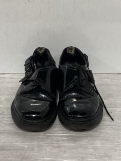 2 X PAIRS OF SHOES INCLUDE DR MARTENS AIRWAIR SIZE 5