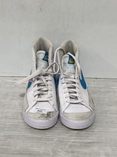 1 X PAIR HIGH TOP NIKE TRAINERS SIZE 5