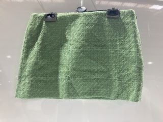 1 X  LADIES SKIRT GREEN SIZE M