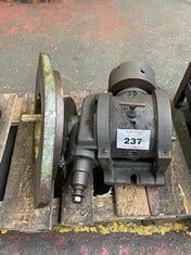 Unbranded Dividing Head with 6" 3 or 4 Jaw Chuck