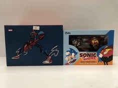 2 X TOYS INCLUDING SONIC THE HEDGEHOG - LOCATION 23B.