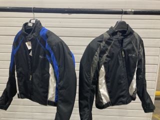 WEISE METEOR RIDING JACKET BLUE WHITE BLACK (SIZE S) TO INCLUDE WEISE METEOR RIDING JACKET BLACK AND STANDARD GUN (SIZE S)