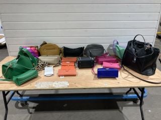 COLLECTION OF WOMENS PURSE AND HANDBAGS TO INCLUDE BIJOU BRAND