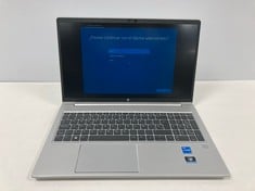 LAPTOP HP PROBOOK 450 G9 512 GB (ORIGINAL RRP - 663,54 €) IN SILVER. (WITH BOX AND CHARGER, TOUCH MOUSE MALFUNCTION, CLICK DOES NOT WORK PROPERLY). I5-1235U, 16 GB RAM, , INTEL UHD GRAPHICS [JPTZ8004