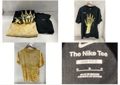 3 X ASSORTED CLOTHES TO INCLUDE NIKE KOBE BRYANT LOOSE FIT T-SHIRT BLACK - SIZE M