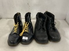 DR MARTENS NAVY LEATHER BOOTS TO INCLUDE DR MARTENS BLACK LEATHER BOOTS - SIZE 10