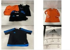 3 X ASSORTED KIDS CLOTHES TO INCLUDE ADIDAS BLACK/BLUE T-SHIRT - SIZE 4-5 YEARS