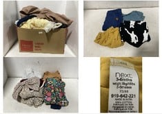 BOX OF ASSORTED KIDS CLOTHES TO INCLUDE DISNEY MICKEY MOUSE BROWN SWEATSHIRT - SIZE 6 YEARS