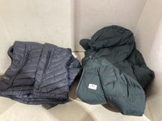 2 X ASSORTED ADULTS COATS TO INCLUDE JACK WOLFSKIN PUFFER COAT IN GREEN SIZE 8/10