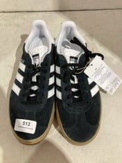 WOMENS ADIDAS GAZELLES IN BLACK/WHITE SIZE 4.5