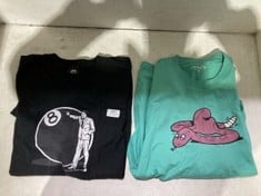 2 X ASSORTED ADULTS CLOTHING TO INCLUDE STUSSY T-SHIRT IN BLACK SIZE M