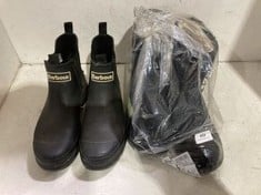 2 X ASSORTED SHOES TO INCLUDE REGATTA WOMENS RISLEY MID BOOTS IN BLACK SIZE 7