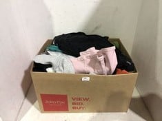 BOX OF ASSORTED ADULT CLOTHING TO INCLUDE AMERICAN EAGLE JEANS PALE PINK SIZE US-4