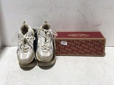 3 X ASSORTED ADULT FOOTWEAR TO INCLUDE VANS OLD SKOOL COLOR THEORY BOSSA NOVA TRAINERS SIZE 7.5