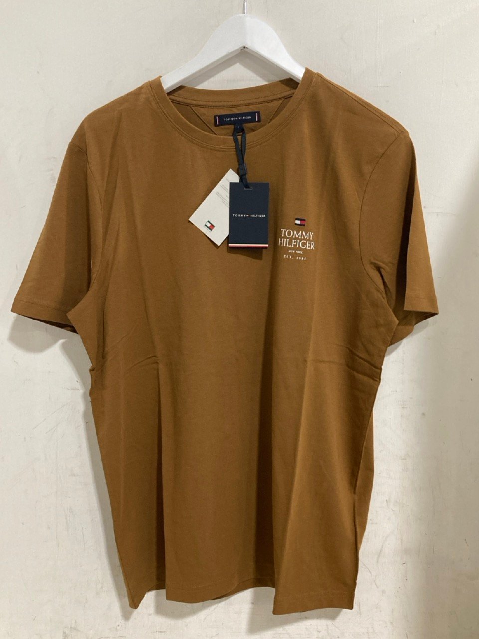 TOMMY HILFIGER BROWN T-SHIRT - SIZE L