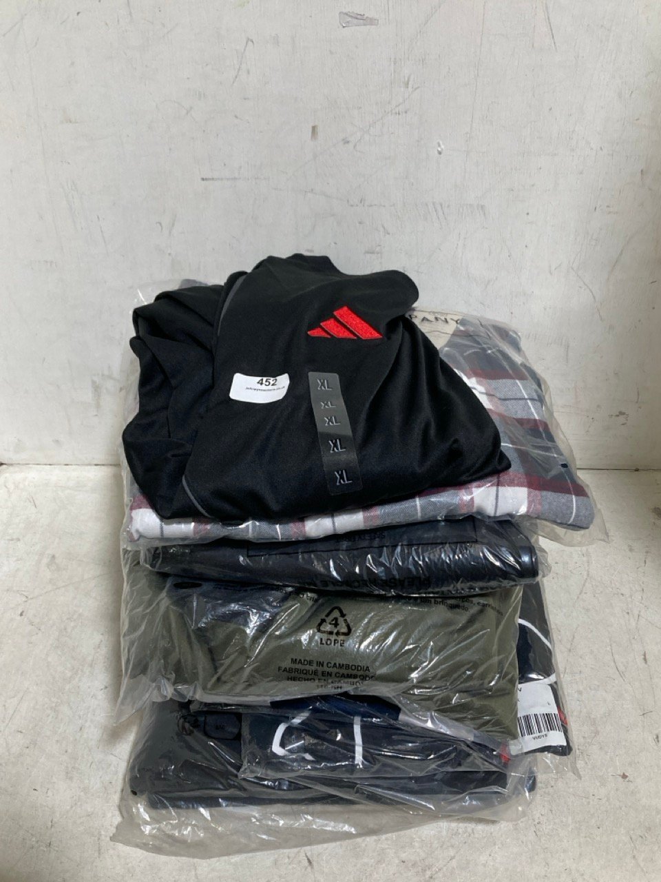 10 X ASSORTED CLOTHES TO INCLUDE ADIDAS BLACK T-SHIRT - SIZE XL