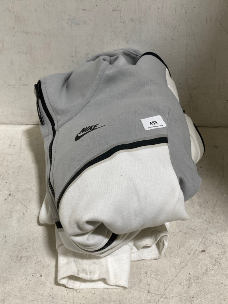 NIKE GREY/WHITE ZIP-UP HOODIE - SIZE S TO INCLUDE NIKE GREY/WHITE JOGGERS - SIZE S