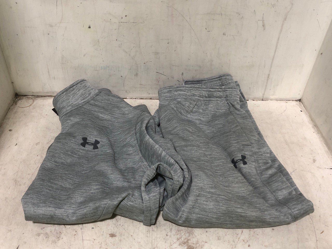 UNDER ARMOUR GREY ½ ZIP TOP - SIZE XL TO INCLUDE UNDER ARMOUR GREY JOGGERS - SIZE XL