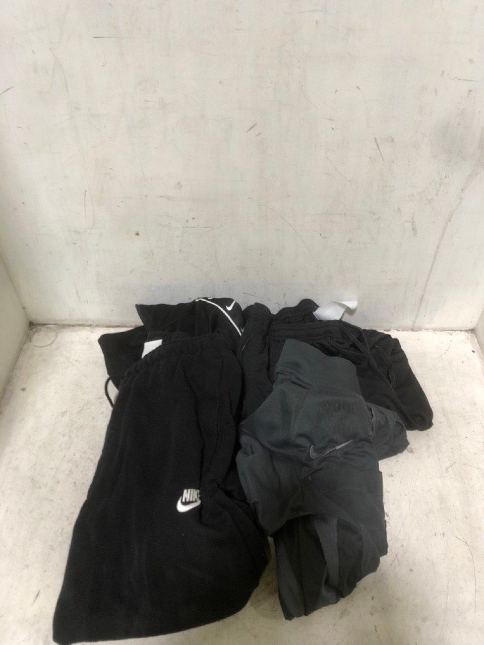 4 X ASSORTED CLOTHES TO INCLUDE NIKE BLACK ZIP-UP HOODIE - SIZE L