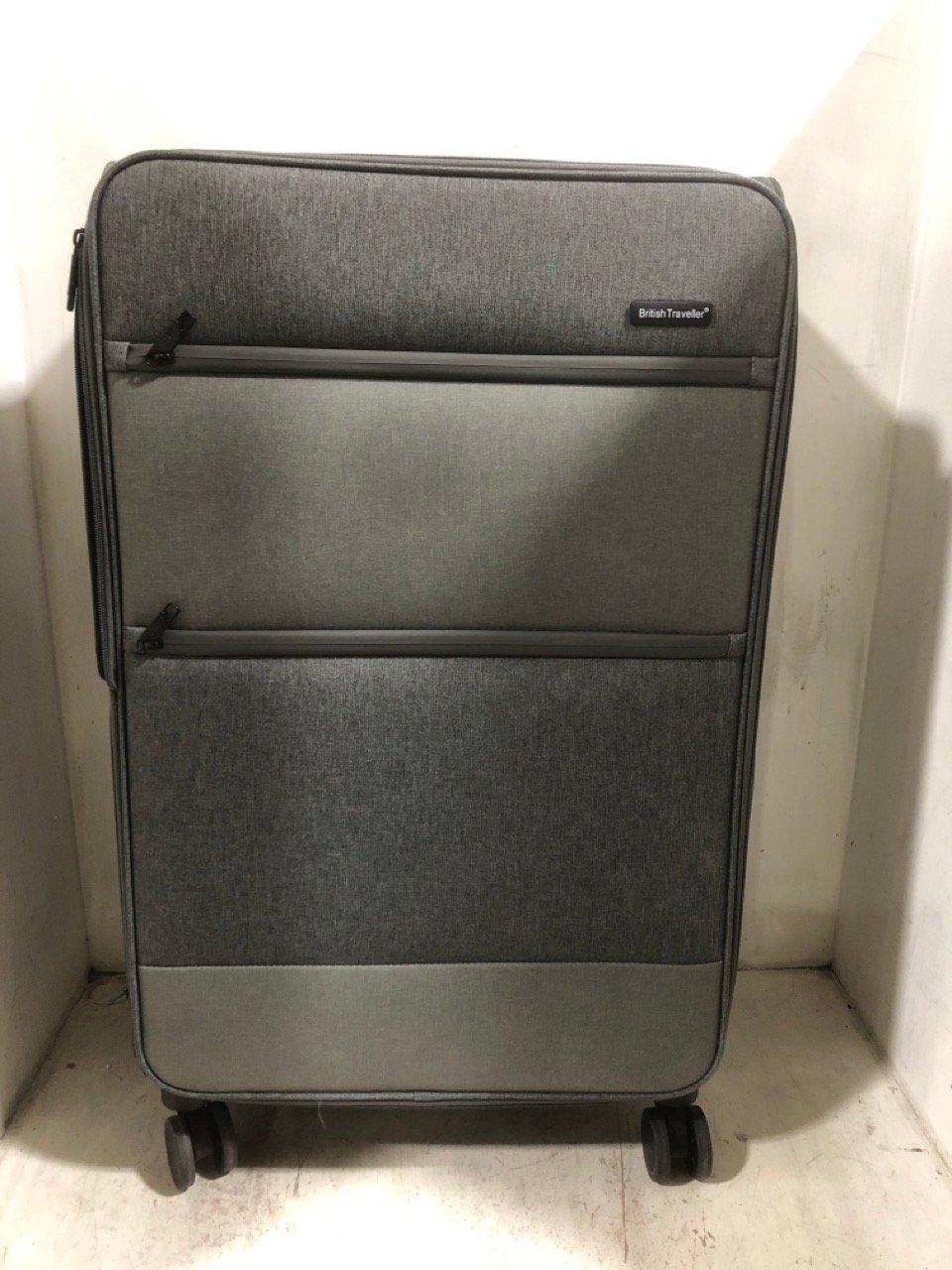 BRITISH TRAVELLER GREY 4 WHEEL SUITCASE