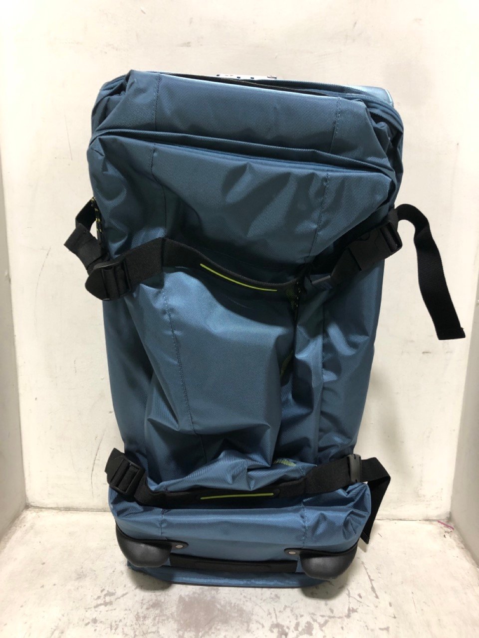 AMERICAN TOURISTER BLUE 2 WHEEL DUFFLE BAG