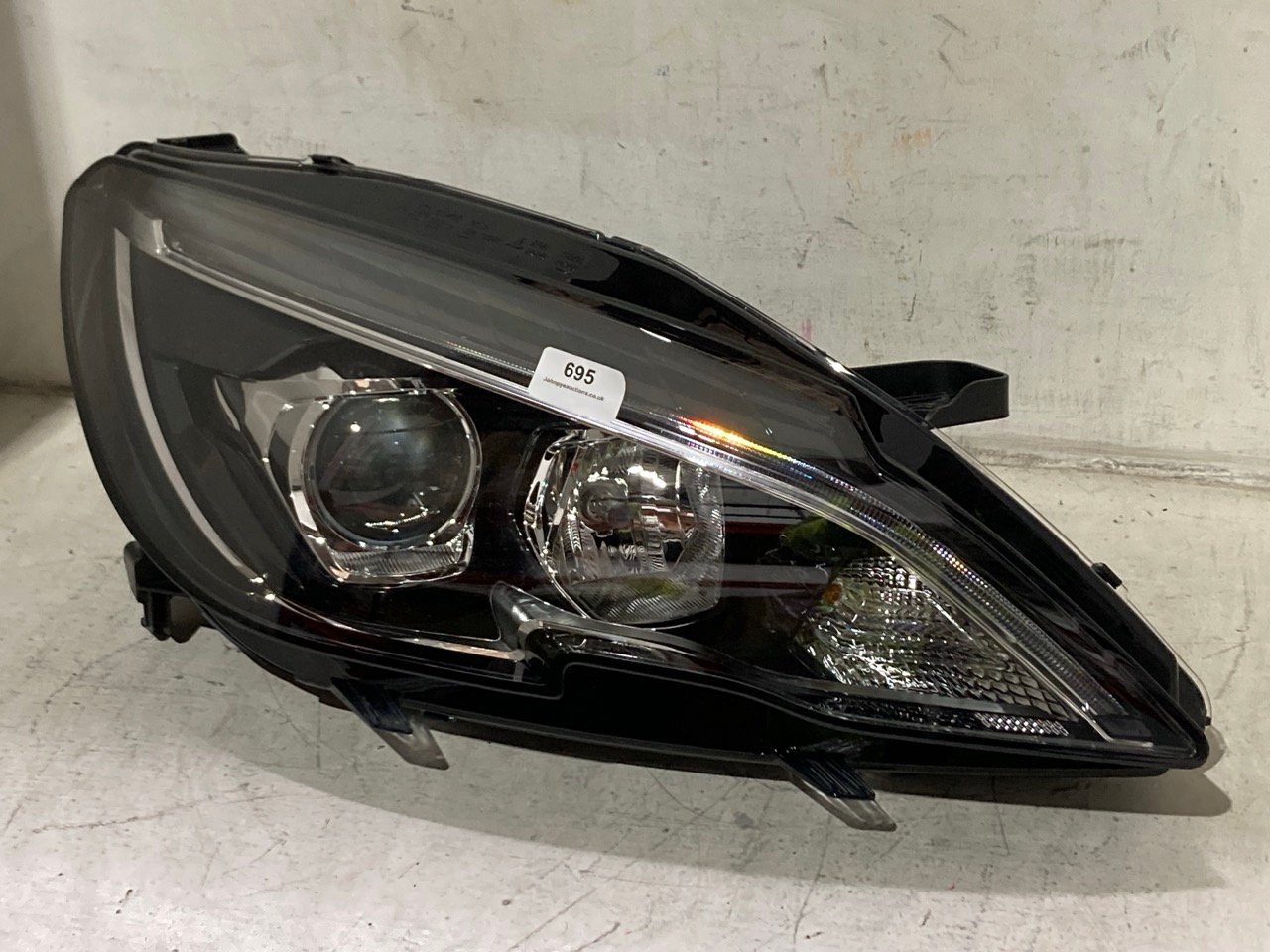 MAGNETI MARELLI RIGHT HAND HEAD LIGHT MHL9481 - RRP £454