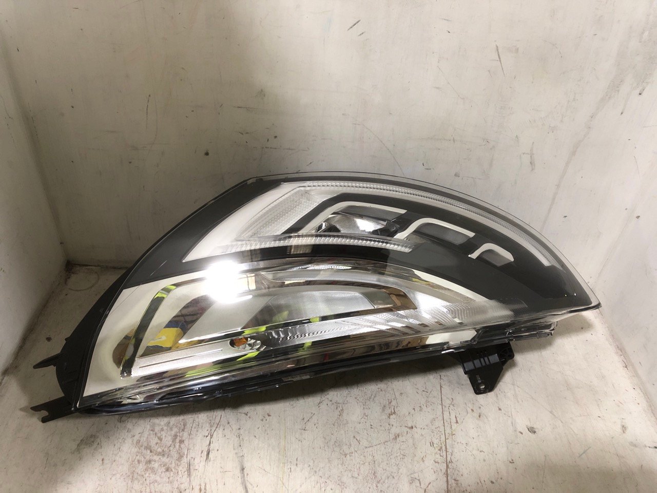 MAGNETI MARELLI LEFT HAND HEAD LIGHT MHL9932 - RRP £370