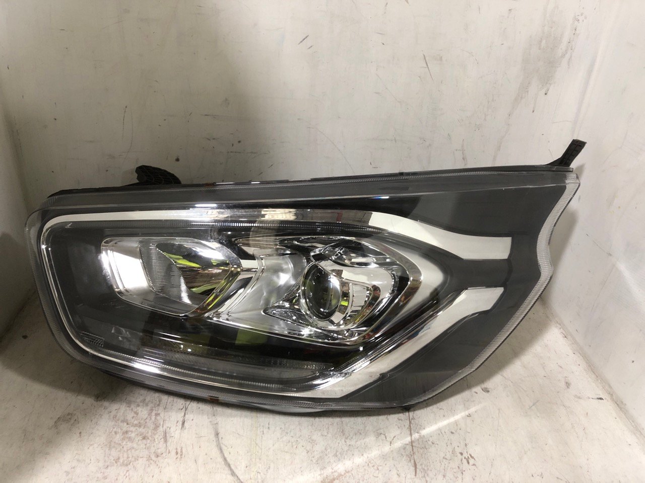 FORD RIGHT HAND HEAD LIGHT