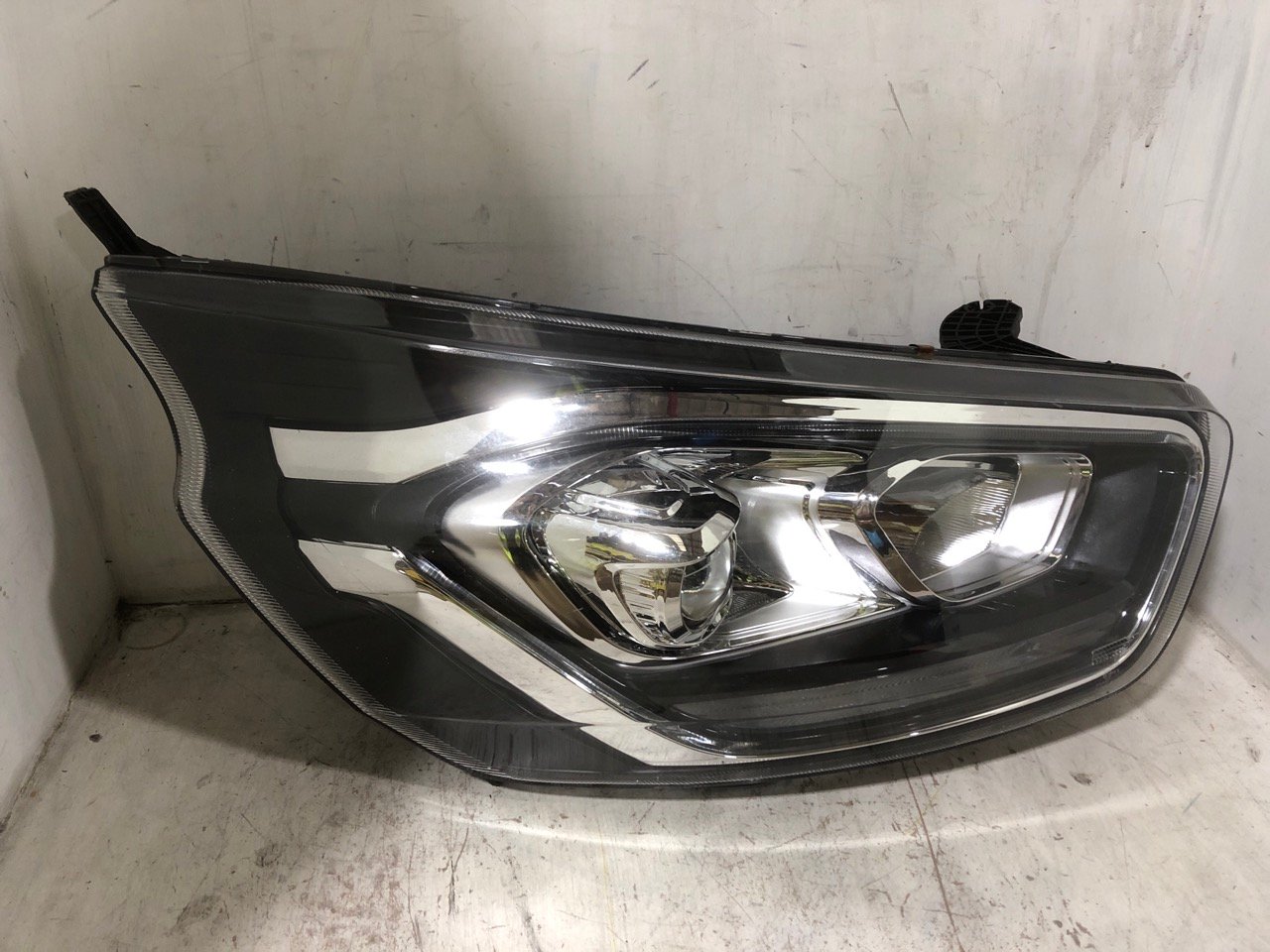 FORD LEFT HAND HEAD LIGHT