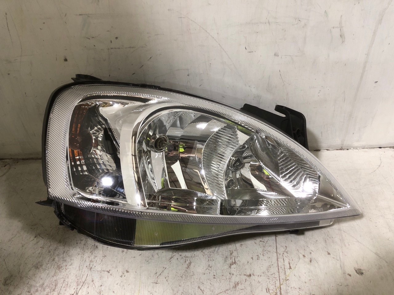 TYC RIGHT HAND HEAD LIGHT 20-E081-05-2B