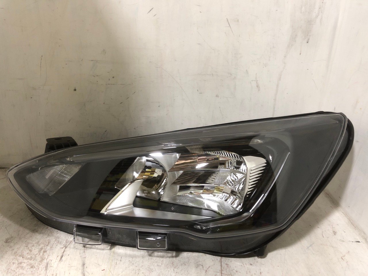 FORD RIGHT HAND HEAD LIGHT