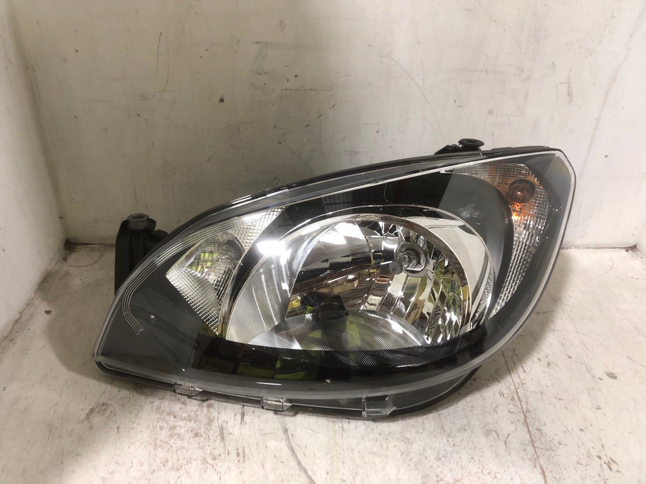 HELLA LEFT HAND HEAD LIGHT 1LJ 010.672-031 - RRP £241