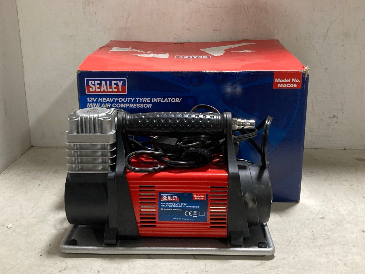 SEALEY HEAVY-DUTY TYRE INFLATOR/MINI AIR COMPRESSOR 12V MAC06 - RRP £215