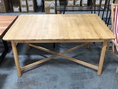 DINING TABLE IN OAK