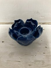 144 X STONE THE CROWS FLOWER CANDLEHOLDER - BLUE - DIA 7.5CMS - TOTAL RRP £720