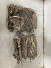 6 X STONE THE CROWS BAG OF SMALL DRIFTWOOD PIECES-LNG 7.5-12.5CM TO INCLUDE 6 X BAG OF LARGE DRIFTWOOD PIECES - TOTAL RRP £90