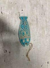 APPROX 370 X STONE THE CROWS SMALL FISH WALL ART IN TURQUOISE - ITEM NO. 673710