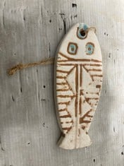 384 X STONE THE CROWS SMALL FISH WALL ART IN WHITE - ITEM NO. 673707