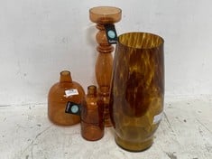 5 X COLOURED GLASS VASES TO INCLUDE LARGE PATTERED YELLOW GLASS VASE (COLLECTION ONLY)