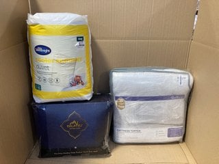 3 X ASSORTED BEDDING ITEMS TO INCLUDE SILENTNIGHT COOLER SUMMER 7.5 TOG KINGSIZE DUVET: LOCATION - BR8