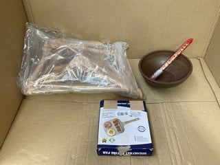 QTY OF ASSORTED HOUSEHOLD ITEMS TO INCLUDE ALUMINIUM STEAK FRYING PAN: LOCATION - BR7